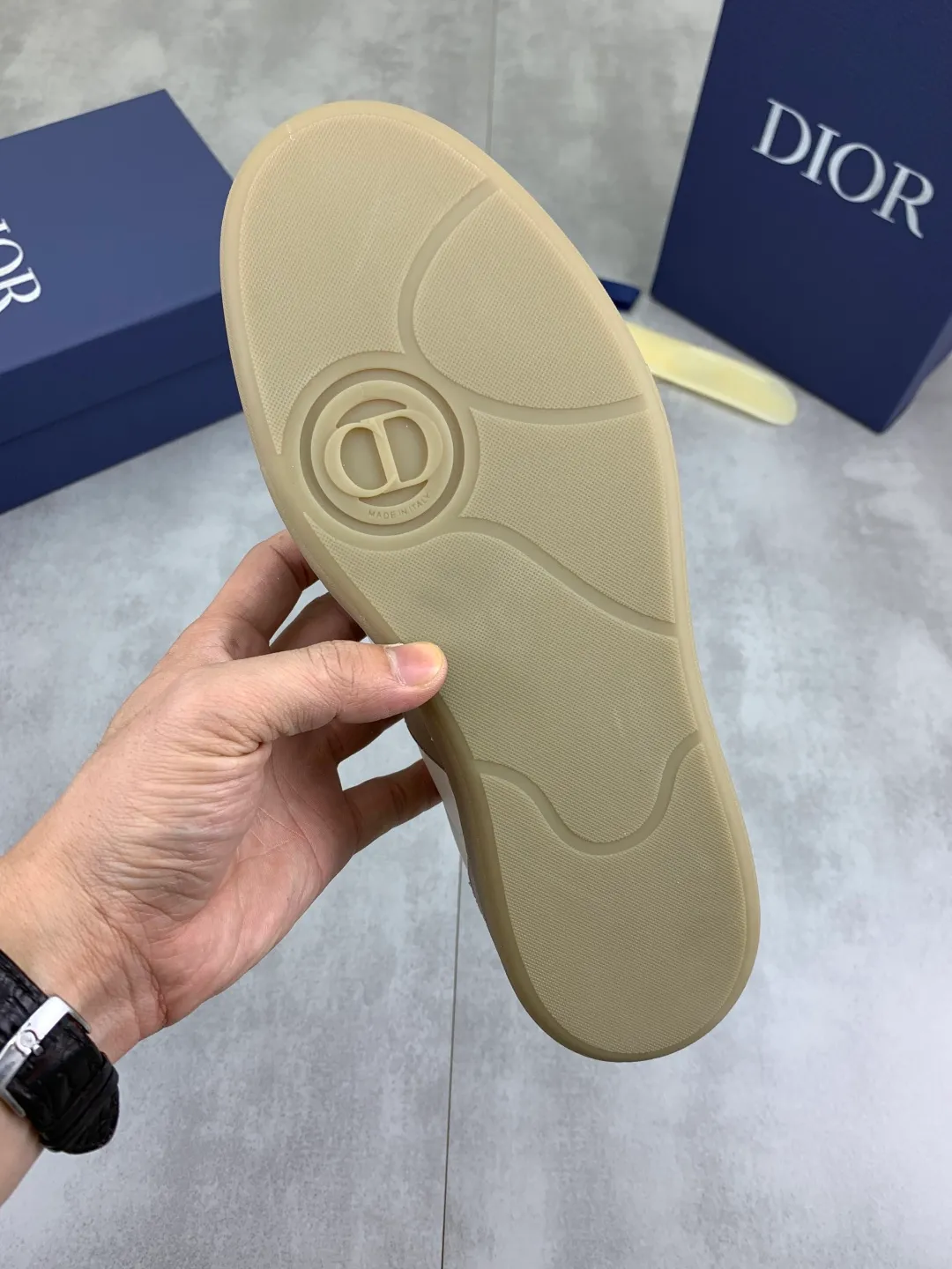 Men's shoes 💰P360 New Dior B01 moral training shoes, white first-layer cowhide, original molded outsole. New to the fall collection, this sneaker marks the return of a Dior classic, reinterpreted in a stylish and elegant silhouette. Crafted from white smooth first-grain cowhide with a tonal silk sheepskin lining, it features the Dior logo on the tongue and inner sides, and a CD icon on the heel. Paired with Tpu anti-slip soles of the same color, it can be matched with various styles to create a sophisticated look.  Code number: 38-44